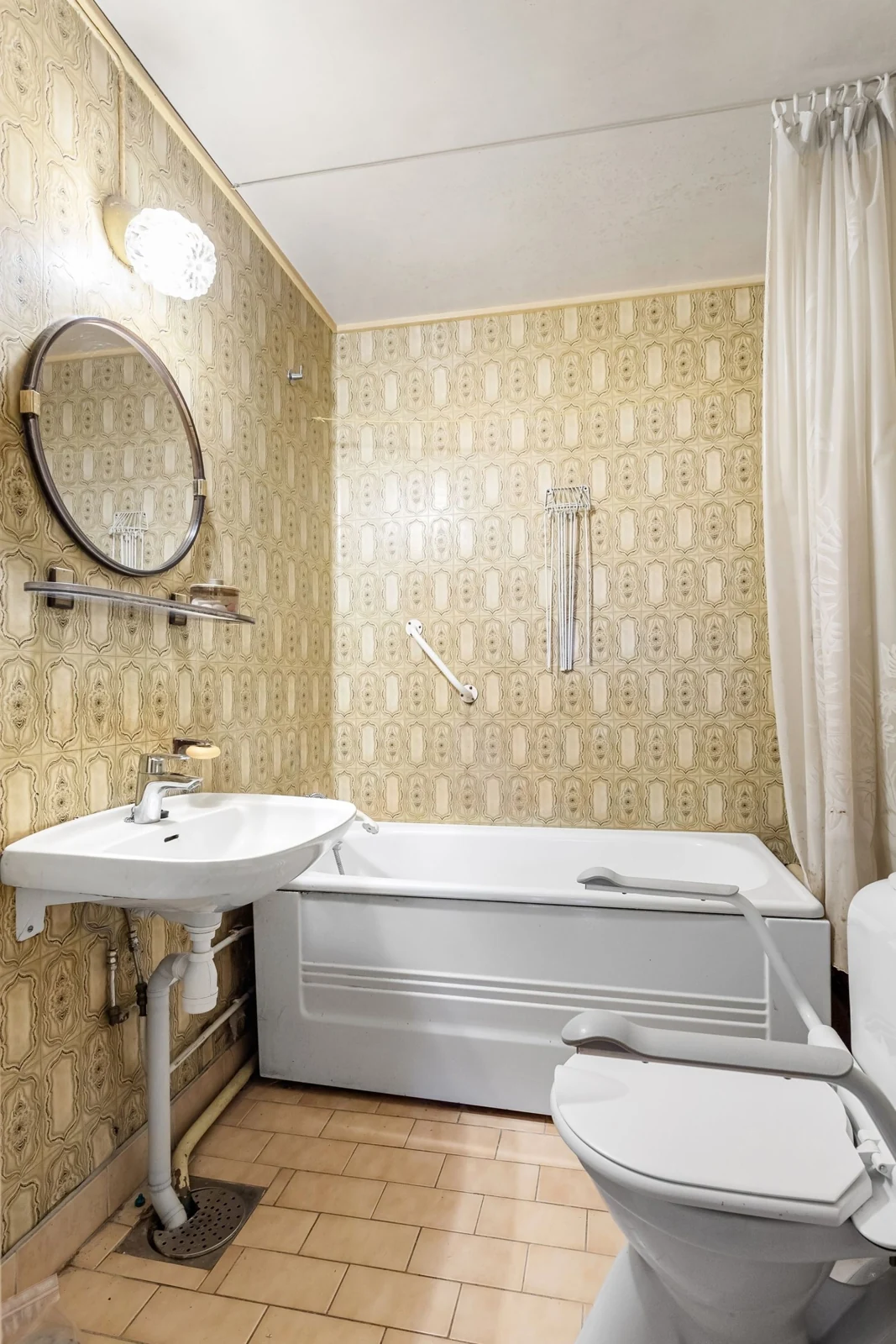 Compact bathroom with a fitted bath