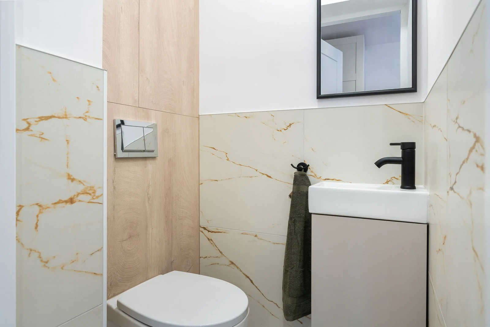 Compact toilet and wall-mounted basin